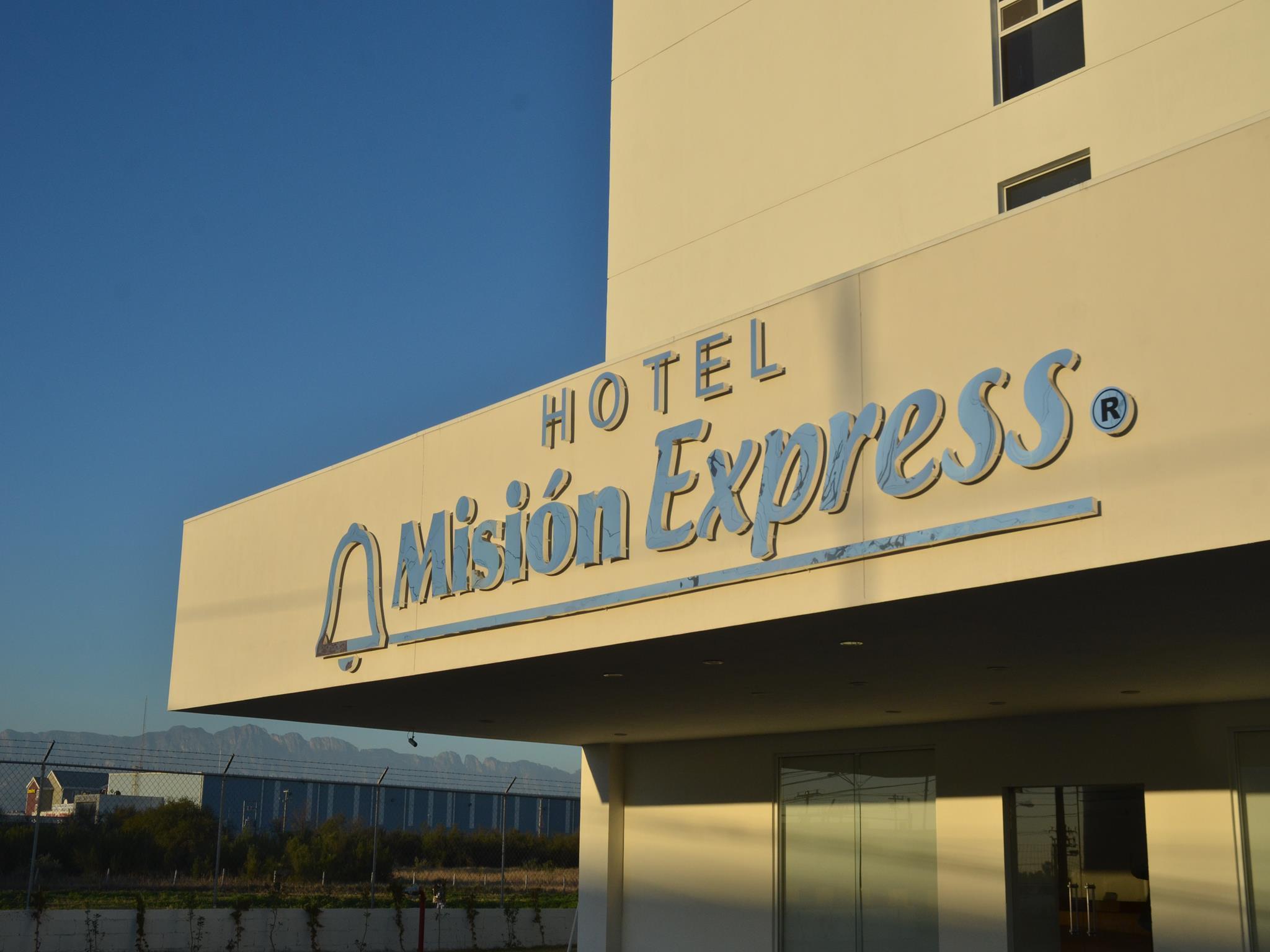 Отель Mision Express Monterrey Aeropuerto La Fe Экстерьер фото